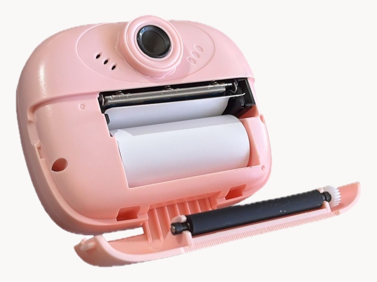 Kapağı açılmış pembe fotoğraf makinesinin içinde beyaz termal kağıt rulosu ve siyah baskı silindiri