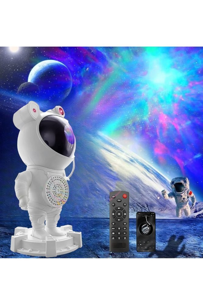 Astronot galaksi projektör odaya mor nebula ve yıldız alanı yansıtırken
