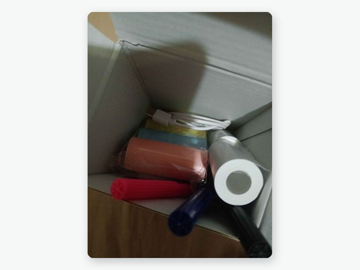 Mini termal yazıcı kutusunda pembe mavi sarı renkli rulolar, beyaz rulo, USB kablo ve üç kalem