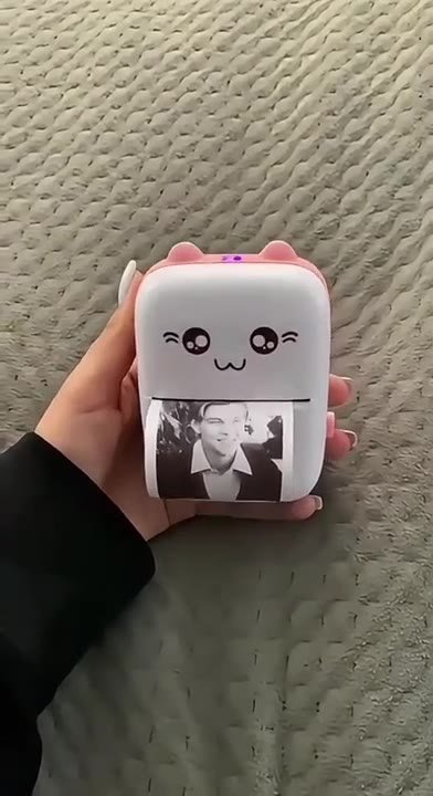 Pembe mini termal yazıcıdan çıkan siyah beyaz portre baskısı
